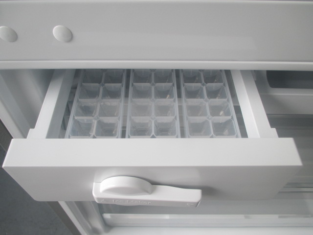 Large (42cubes)twist icemaker | Smeta bottom freezer refrigerator